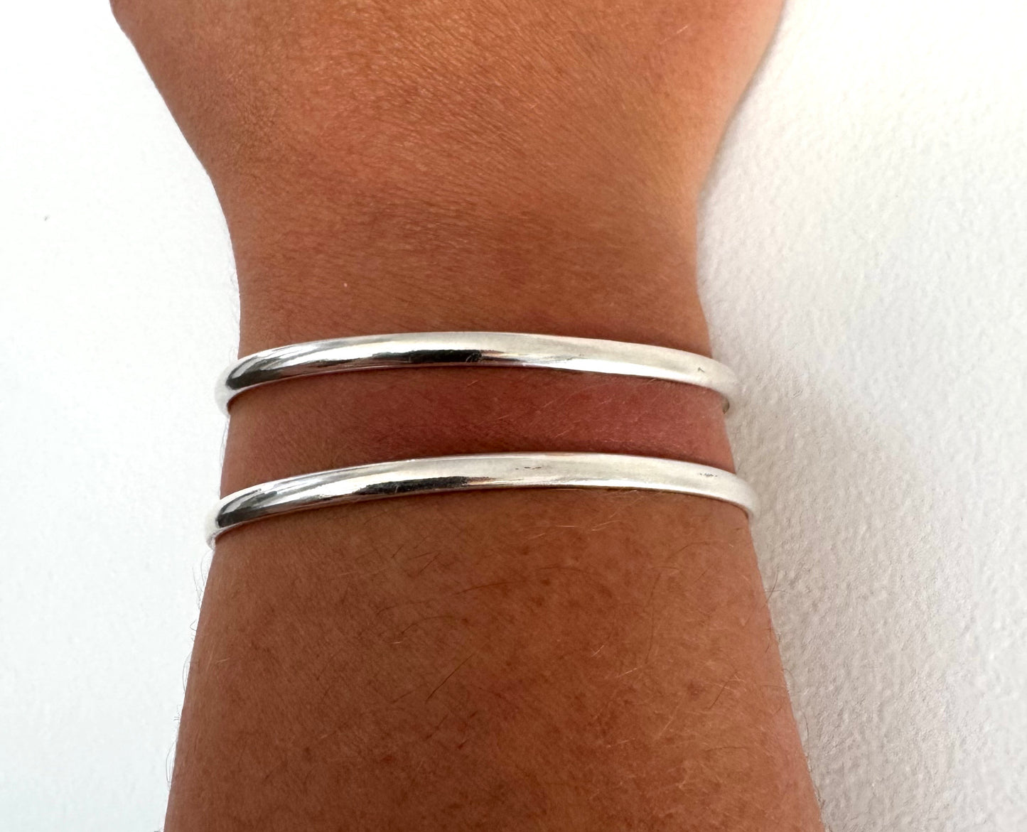 Bracelet manchette double bande en argent poli